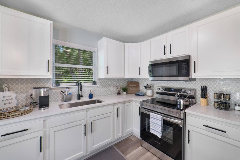 New Modern Bungalow Close To Downtown! Fully Fenced Yard St. Augustine Bagian luar foto